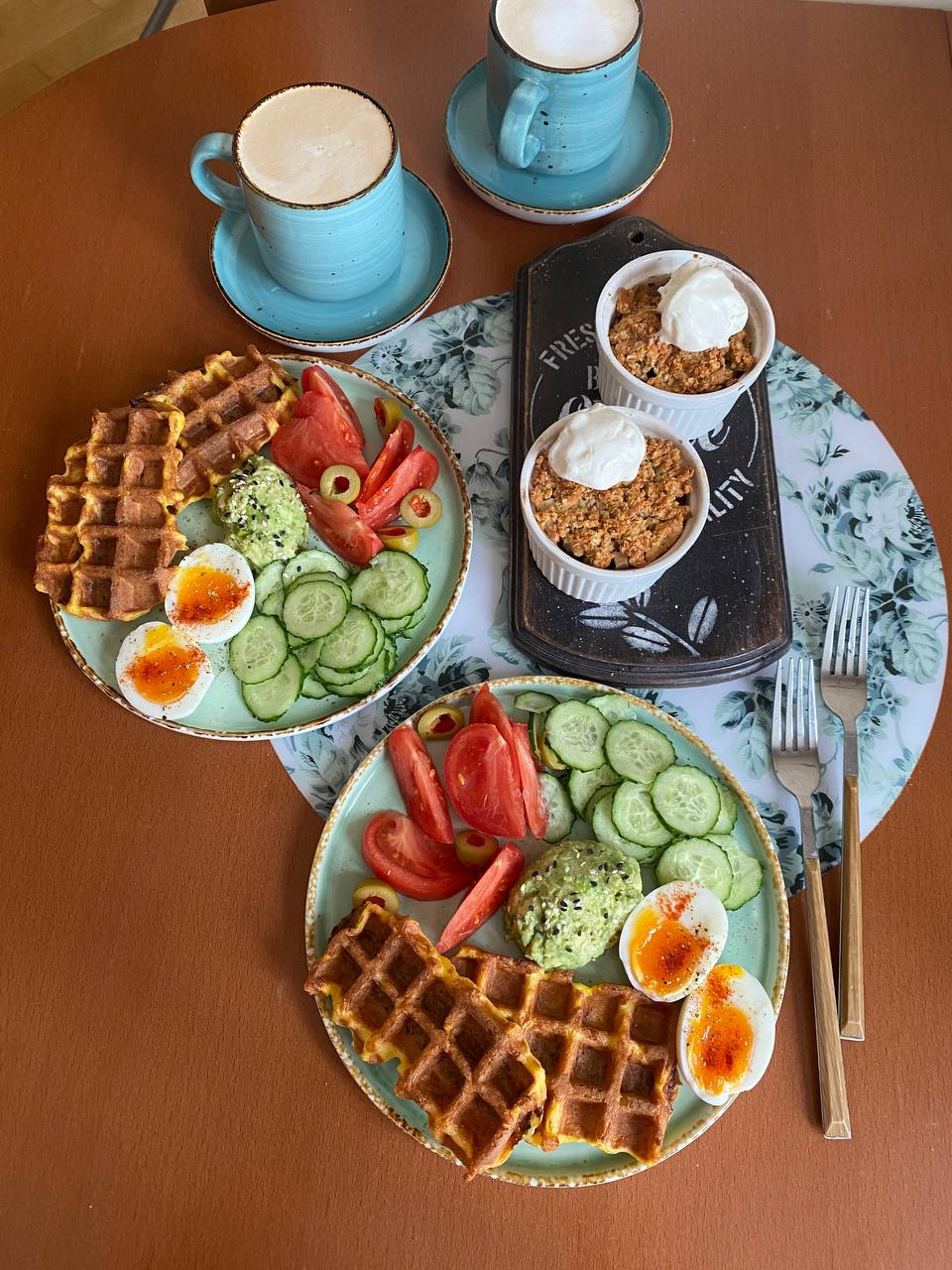 Завтрак с вафельными корн-догами и крамблом